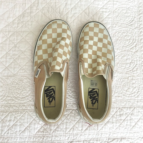 Checkered Van - Picture 1 of 2